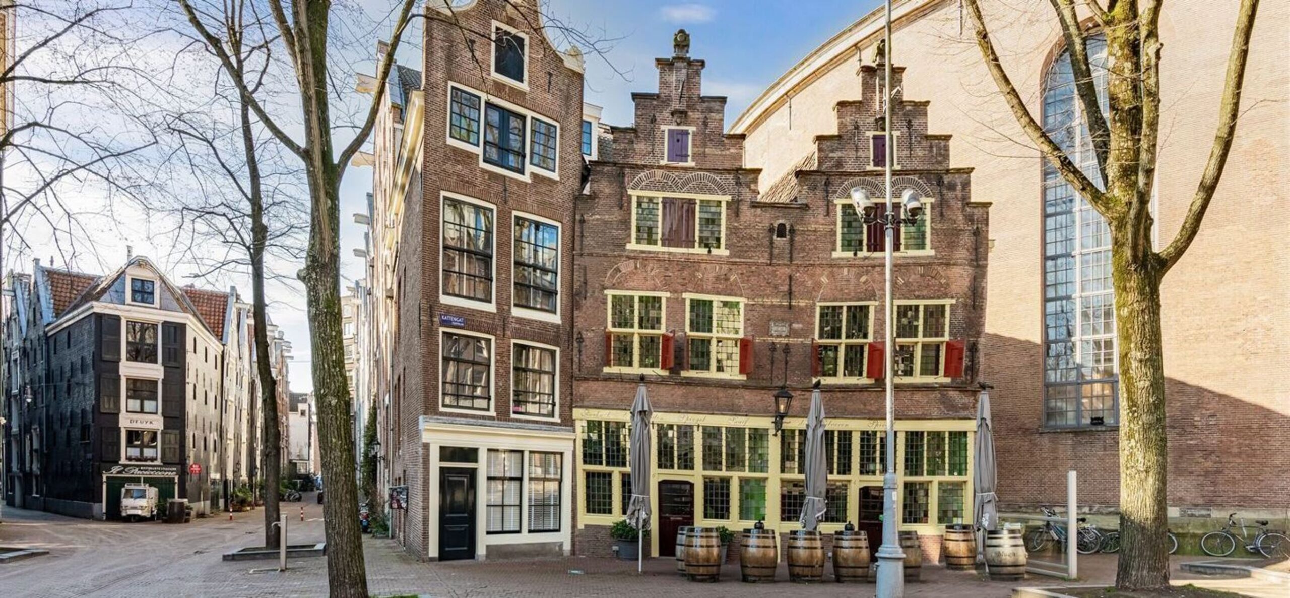 Landing DD,Landing DD Experience,de Silveren Spiegel Booking,fine dining Amsterdam,ine dining restaurant Amsterdam pand buiten met tonnen scaled Landing DD